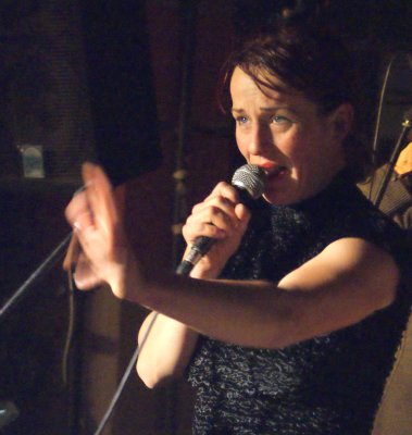 Frau Kleinschmidt am Mikrofon.JPG